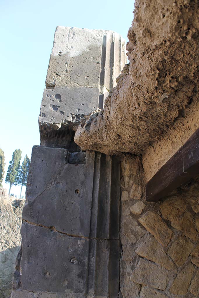 V.35 Herculaneum. March 2014.
Looking east at detail of upper doorway on north end of entrance corridor 13.
Foto Annette Haug, ERC Grant 681269 DÉCOR